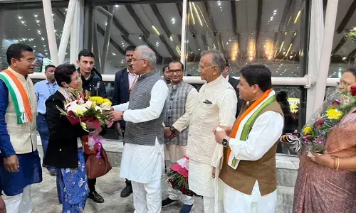 PHOTO: प्रभारी बनने के बाद शैलजा पहली बार रायपुर पहुंची, एयरपोर्ट में CM भूपेश समेत नेताओं किया स्वागत, देखिए फोटो.