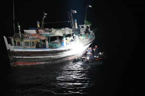 300 करोड़ के ड्रग्स के साथ समुद्री सीमा पर पकड़े गए 10 पाकिस्तानी तस्कर, हथियार भी जब्त