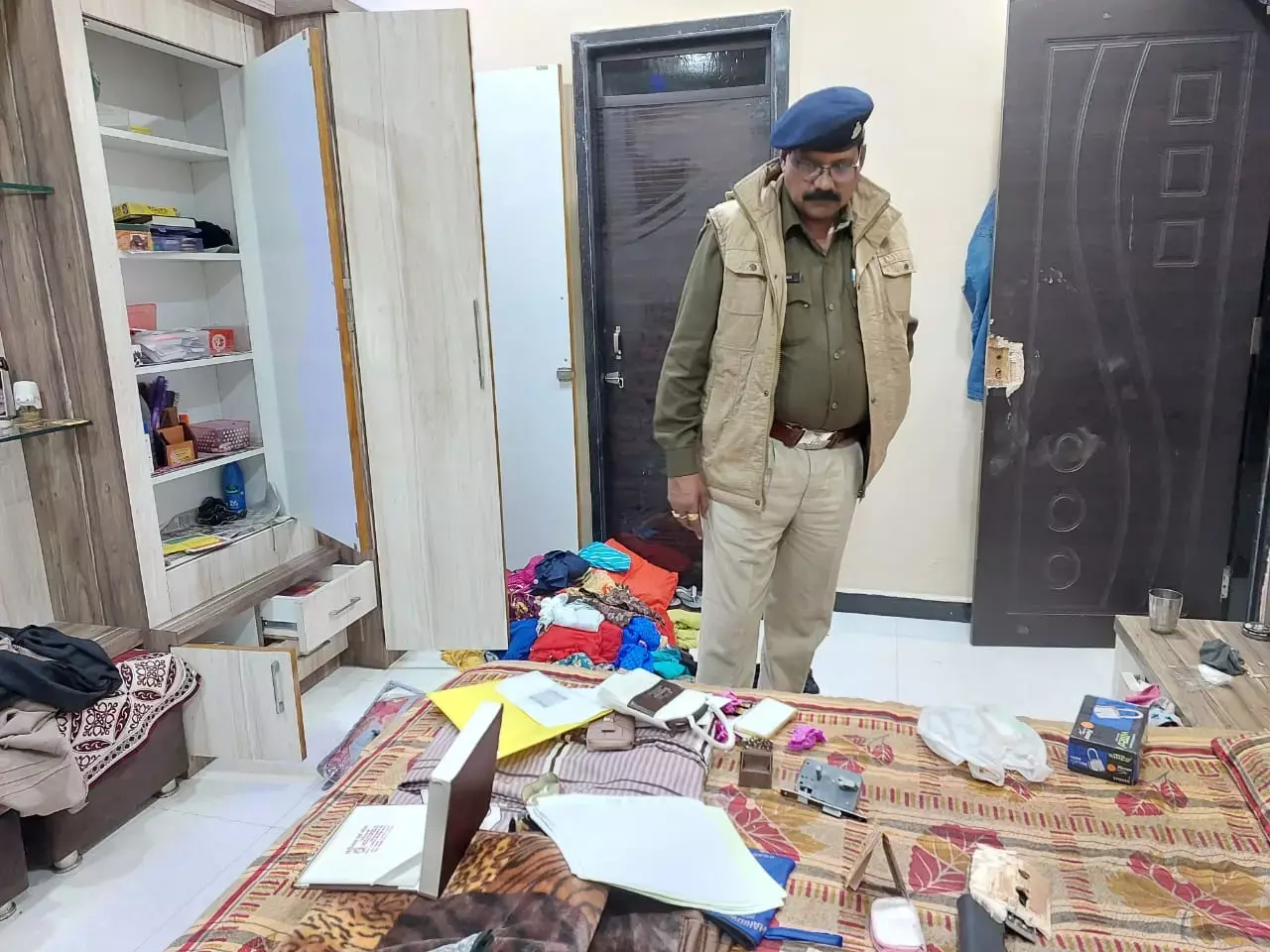 CG NEWS: ट्रांसपोर्टर के सूने मकान का ग्रील उखाड़कर पांच लाख नकद और जेवर पार,सीसीटीवी का डीवीआर भी ले उड़े चोर