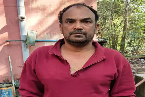 CG News-प्रधान पाठक गिरफ्तार: छात्रा से छेड़छाड़ करने वाले हेड मास्टर को ग्रामीणों ने जमकर पीटा, पुलिस ने किया गिरफ्तार
