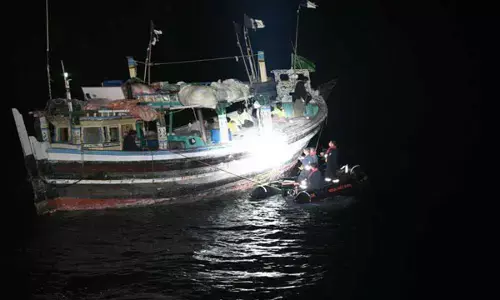 300 करोड़ के ड्रग्स के साथ समुद्री सीमा पर पकड़े गए 10 पाकिस्तानी तस्कर, हथियार भी जब्त