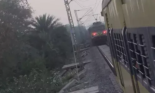 जब एक ही ट्रैक पर आ गई 2 ट्रेनें, यात्रियों की सांसें थमी, फिर लोको पायलट की...