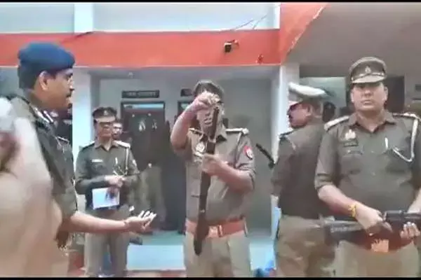 वीडियो-गजब की पुलिस: DIG के सामने सब इंस्पेक्टर ने बंदूक की नली में डाल दी गोली, देखकर किसी ने माथा पकड़ा तो कोई जोर जोर से हसने लगा...