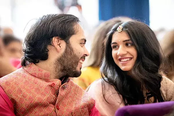 मुकेश अंबानी के बेटे अनंत ने की राधिका मर्चेंट से राजस्थान में सगाई, जानिए कौन है अंबानी परिवार की छोटी बहु और कब होगी शादी?
