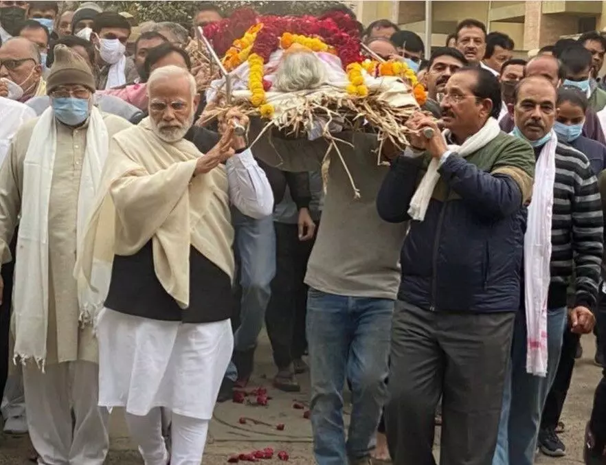 अंतिम विदाई: सादगी के साथ PM मोदी ने मां को दी अंतिम विदाई, PM के पहले से तय कार्यक्रमों में कोई बदलाव नहीं अंतिम विदाई: सादगी के साथ PM मोदी ने मां को दी अंतिम विदाई, PM के पहले से तय कार्यक्रमों में कोई बदलाव नहीं