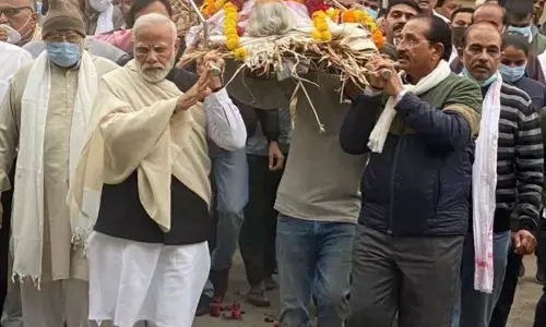 अंतिम विदाई: सादगी के साथ PM मोदी ने मां को दी अंतिम विदाई, PM के पहले से तय कार्यक्रमों में कोई बदलाव नहीं