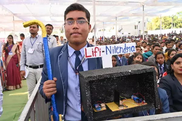 छत्तीसगढ़ में वाई-फाई से भी फास्ट लाई-फाई: स्पीड इतनी कि 1 सेकंड में 228 जीबी तक डाउनलोड, 11 वीं के छात्र का आविष्कार...