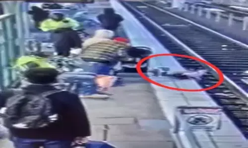 खौफनाक वारदात का VIDEO: महिला ने 3 साल की बच्ची को रेलवे-ट्रैक पर धकेला, और फिर...