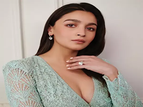 मां बनने के बाद और भी ज्यादा खूबसूरत हो गईं आलिया भट्ट, देखकर दंग रहे जाएंगे आप, फैंस बोले- अगर शादी और प्रेग्नेंसी...