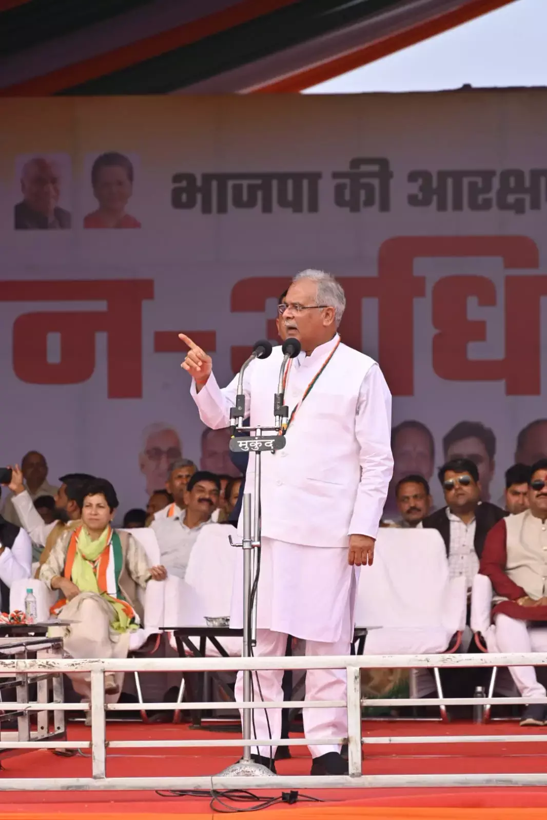कका अब बबा बन गे: सीएम भूपेश गरजे - छत्तीसगढ़ सरकार नौकरियां देना चाहती है, भाजपा राजभवन के जरिये अड़ंगा डाल रही