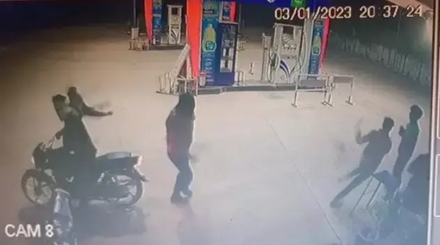 Bilaspur petrol pump shot fired:न्यायधानी में फिर गोलीकांड, पेट्रोल पंप लूटने पहुंचे  बदमाशों ने चलाई गोली...देखें CCTV