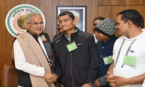 गोबर के पैसों से नीट परीक्षा की कोचिंग: मुख्यमंत्री भूपेश से छात्र ने की मुलाकात, CM बोले-डॉक्टर बनकर समाज की सेवा करो..