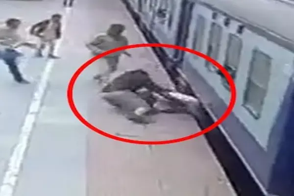 रेलवे स्टेशन का खौफनाक VIDEO: चलती ट्रेन में चढ़ते समय यात्री का फिसला पैर, और फिर...