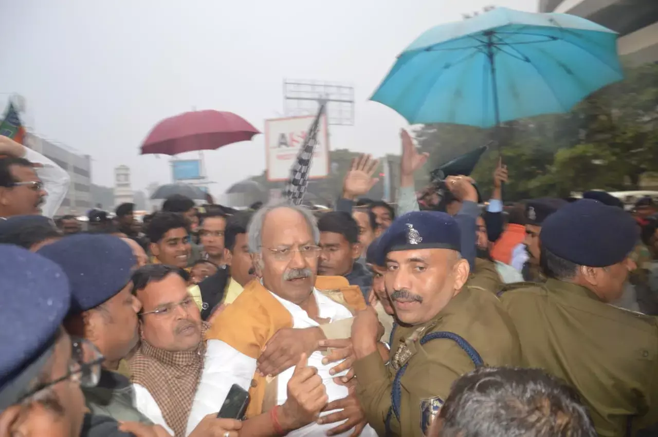 CG BJP नेता गिरफ्तार : आरक्षण और धर्मांतरण के मुद्दे पर सीएम हाउस घेरने जा रहे भाजपा नेताओं को पुलिस ने किया गिरफ्तार, झूमाझटकी