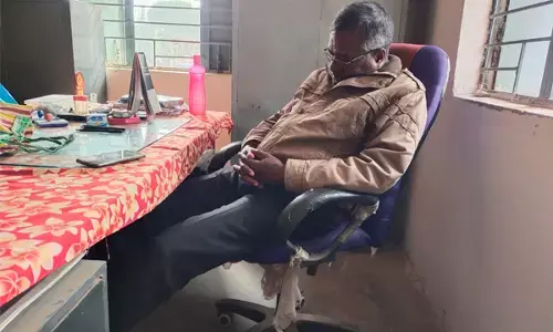 Chhattisgarh News: ये लो...प्रिंसिपल साब स्कूल में ही लगे खर्राटे भरने, देखिए वीडियो...