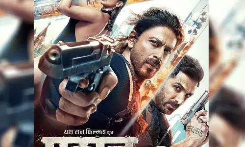 Pathan Controversy: अहमदाबाद में फिल्म पठान का विरोध, मॉल में जमकर हंगामा, शाहरुख खान के पोस्टर फाड़े