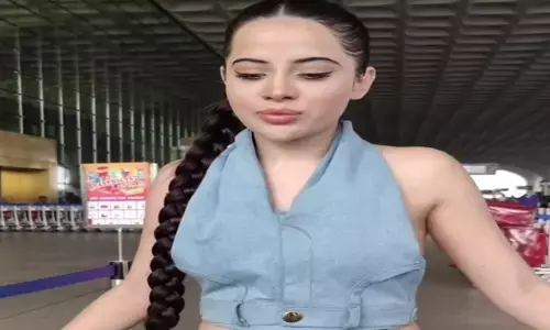 अरे ये क्या बोल गईं उर्फी जावेद!, जीन्स का बनाया टॉप और कैमरे पर फैंस से बोलीं- मेरा नंगा...