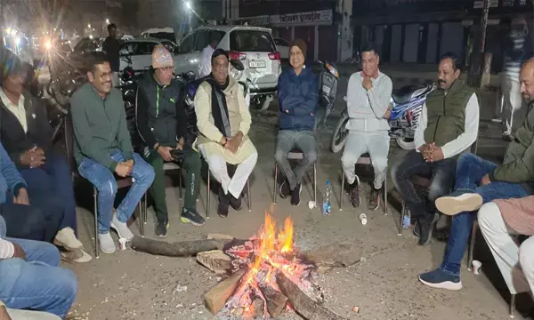 Chhattisgarh News: कलेक्टर, एसपी देर रात निकले अलाव व्यवस्था का जायजा लेने, खुद भी उठाया अलाव का लुत्फ, गरीबों को कंबल बांटा