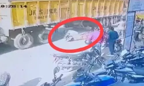 सड़क हादसे का खौफनाक VIDEO: स्कूटी पर जा रही महिला अचानक आई ट्रक के नीचे, और फिर...