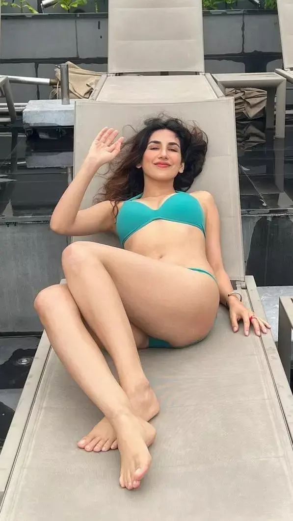 Parul Gulati Hot Photo:  Parul Gulati ने ऑरेंज बिकनी पहन फ्लॉन्ट किए हॉट कर्व्स, एक्ट्रेस पर चढ़ा Besharam Rang का नशा