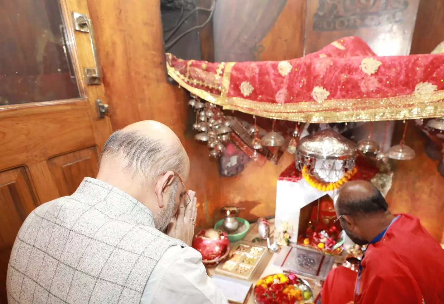 केंद्रीय गृहमंत्री अमित शाह ने कोरबा में सर्वमंगला देवी मंदिर में पूजा की।