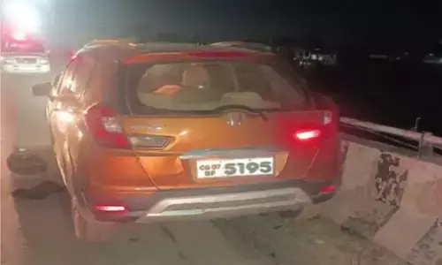 Durg News- पति पत्नी की मौत: ब्रिज के ऊपर कार की टक्कर से घिसटते रहें एक्टिवा सवार, व्यापारी व पत्नी की मौत