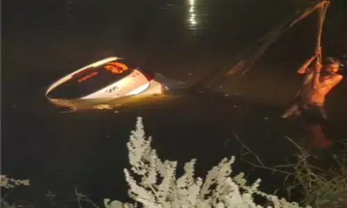 Raipur News: पानी मे गिरी कार, दो की मौत, अनियंत्रित होकर तालाब में गिरी कार... दो दोस्तों की गई जान