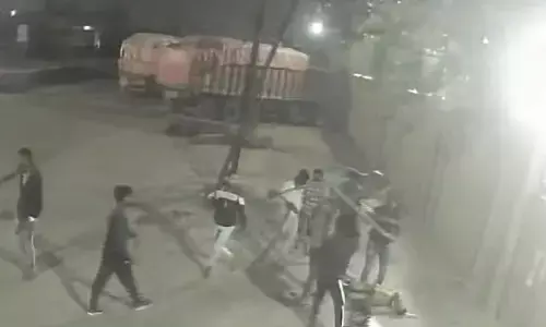 छत्तीसगढ़ में गैंगवार का Live Video: रापा, डंडे, रॉड और पत्थर पटक कर बेरहमी से मारा, सीसीटीवी फुटेज आया सामने