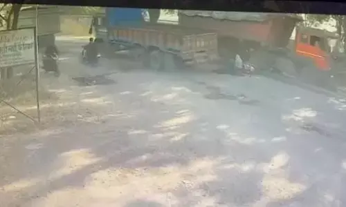 Raigarh News: एक्सीडेंट का भयानक वीडियो, ट्रक ने लिया स्कूटी सवार को चपेट में, हुई मौत