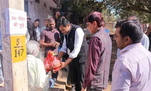 Balodabajar News: कलेक्टर रजत बंसल बने निक्क्षय मित्र, टीबी मरीज को गोद लेकर दिया पोषण आहार