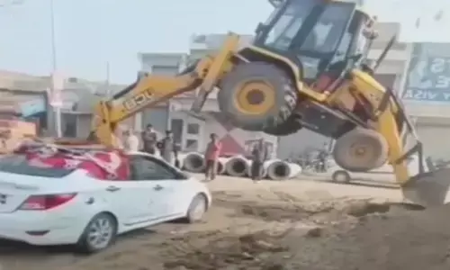 लो आ गया खतरों का असली खिलाड़ी: हवा में उठी JCB और नीचे से निकल गई कार, VIDEO देख हर कोई रहे गए हैरान...