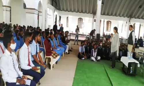 Kanker News : कलेक्टर डॉ. प्रियंका शुक्ला ने विद्यार्थियों को पढ़ाई कर सुनहरा भविष्य बनाने की दी समझाईश