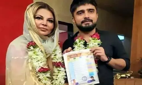 Rakhi Sawant ने रचाई दूसरी शादी, गले में वरमाला डाले, हाथ में मैरिज सर्टिफिकेट के साथ फोटो हुई वायरल...