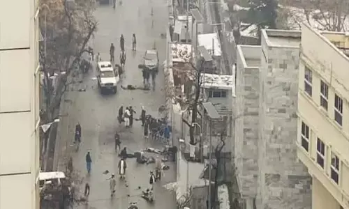 विदेश मंत्रालय के बाहर बम धमाका, 20 की मौत, सड़कों पर बिखरे शव... धमाके के वक्त चल रही थी दो देशों के बीच मीटिंग...