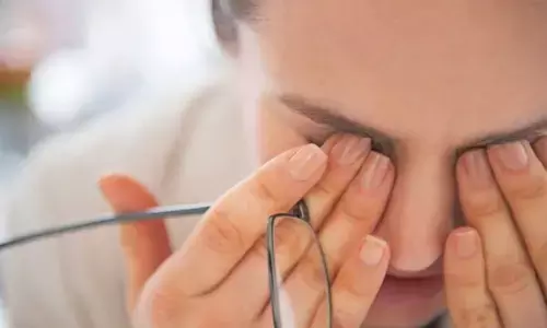 Eye Care Tips In Hindi: पलकों के फड़कने से हो रही हो परेशानी तो दीजिए आँखों को इन तरीकों से आराम...
