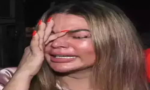 मीडिया के सामने फूट-फूटकर रोईं राखी सावंत, कहा- मेरा पति मा...