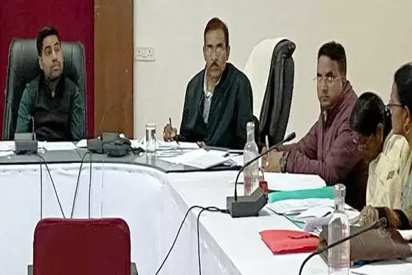 Jashpur News-शिक्षक मोबाइल लेकर क्लास में न जाएं,  मुख्य कार्यपालन अधिकारी ने प्राचार्य को थमाया कारण बताओ नोटिस...