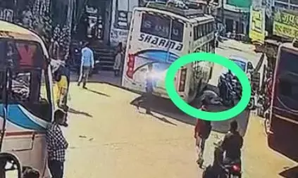 मौत का Live वीडियो: युवक ने बस के नीचे लेटकर कर ली आत्महत्या, वीडियो आया सामने...