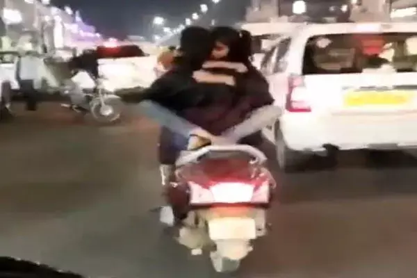VIDEO-चलती स्कूटी पर रोमांस: युवक-युवती ने की फिल्मी अंदाज में KISS, पुलिस ने लिया एक्शन...