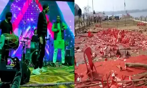 Jhumka jal mahotsav-छत्तीसगढ़ में बॉलीवुड सिंगर सुखविंदर के कार्यक्रम में जमकर हंगामा, सैकड़ो कुर्सियां तोड़ी...