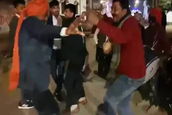 मौत का LIVE वीडियो: बरात में अचानक नाचते- नाचते गिर पड़ा युवक, मौके पर हुई मौत...