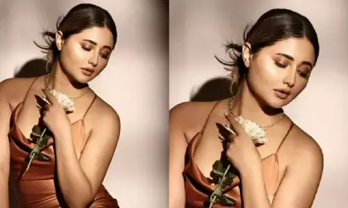 Rashami Desai Hot Photo: डीप नेक ड्रेस में रश्मि देसाई ने कराया हॉट फोटोशूट, दिए हॉट पोज, देख कर रह जायेंगे दंग