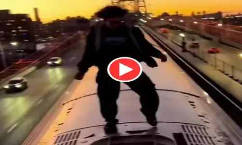 OMG!...चलती ट्रेन के छत पर दो लड़कों ने किया जबरदस्त डांस, VIDEO देख आप भी रह जाएंगे हक्के-बक्के...