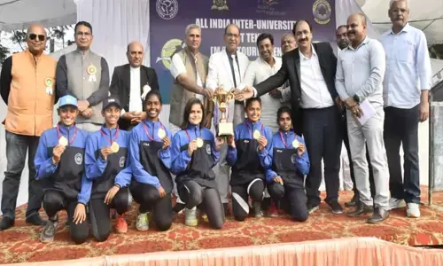 Raipur News: ऑल इंडिया सॉफ्ट टेनिस टूर्नामेंट में रविवि की महिला टीम बनी चैंपियन, विजेताओं को किया पुरस्कृत