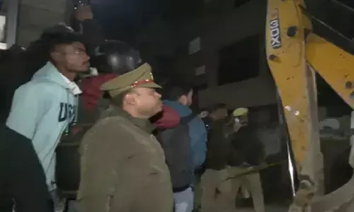 Lucknow News: लखनऊ में धड़ाम गिरी 5 मंजिला इमारत, 30 से 35 लोगों के मलबे में दबे होने की आशंका