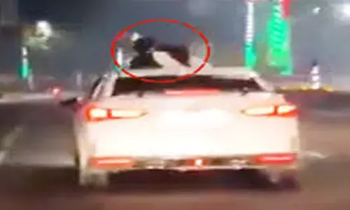 रोमांस का LIVE वीडियो: स्कूटी, बाइक के बाद अब चलती कार में रोमांस करता नजर आया कपल, देखिए...