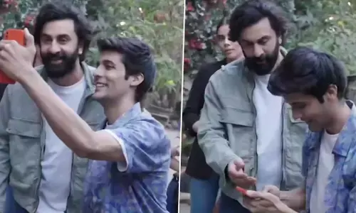 Ranbir Kapoor Video Viral: रणबीर कपूर ने की फैन के साथ बदतमीजी? मोबाइल छीन कर फेंका, Video Viral होने के बाद सामने आई ये सच्चाई
