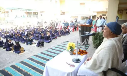 औघड़ बाबा संभव राम ने बच्चों को किया पुरस्कृत, बोले...विद्या प्राप्ति के साथ ही राष्ट्रीयता की भावना और नैतिकता का विकास कर बनें सक्षम