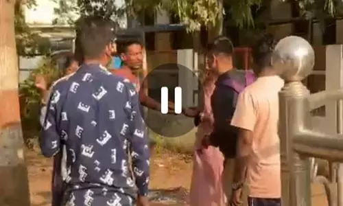 वीडियो: थाने के सामने कॉलेज की दो छात्राएं आपस में भिड़ी, एक दूसरे के बाल खींचकर खूब बरसाएं लात-घूंसे