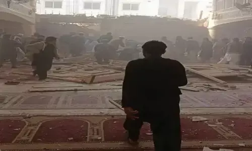 मस्जिद में 20 की मौत: नमाज के बाद आत्मघाती हमलावर ने खुद को बम से उड़ाया, 80 घायल